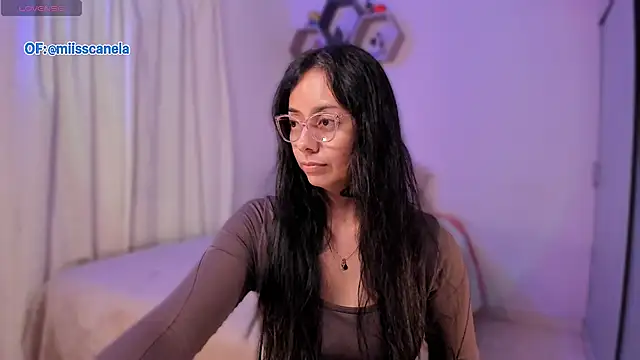 Snapshot of Aleja24Evans chatting on October 27, 12:04 am Aleja24Evans online show from October 27, 12:04 am