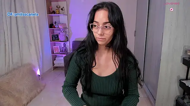 Snapshot of Aleja24Evans chatting on December 2, 1:22 am Aleja24Evans online show from December 2, 1:22 am