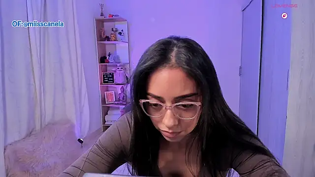 Snapshot of Aleja24Evans chatting on December 3, 12:40 am Aleja24Evans online show from December 3, 12:40 am