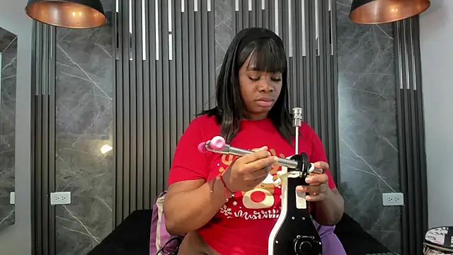 Snapshot of SaraiEvans chatting on December 14, 3:34 am SaraiEvans online show from December 14, 3:34 am