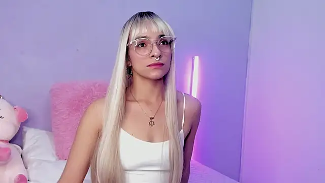 Scarlet Red  online show from January 24, 12:10 pm