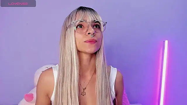 Scarlet Red  online show from February 1, 12:05 pm