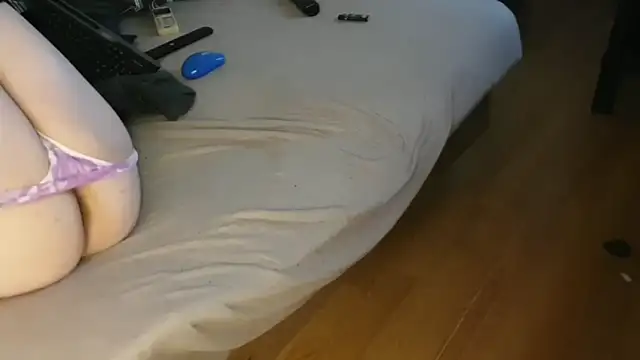 Snapshot of eblata04 chatting on October 25, 12:29 am eblata04 online show from October 25, 12:29 am