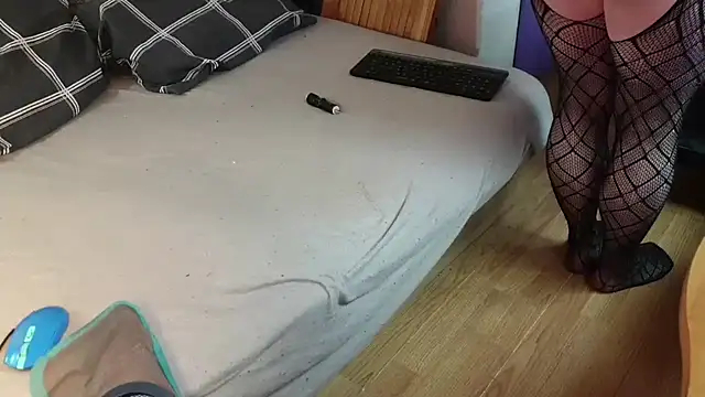 Snapshot of eblata04 chatting on December 2, 9:25 am eblata04 online show from December 2, 9:25 am