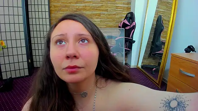 Snapshot of AishaRouhi chatting on December 18, 5:57 am AishaRouhi online show from December 18, 5:57 am