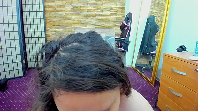 Snapshot of AishaRouhi chatting on December 19, 6:09 am AishaRouhi online show from December 19, 6:09 am