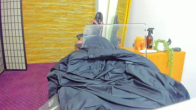 Snapshot of AishaRouhi chatting on March 2, 5:19 am AishaRouhi online show from March 2, 5:19 am