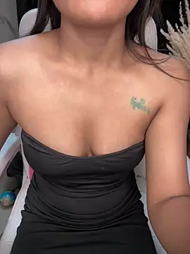 Snapshot of LeisyXO chatting on January 3, 1:05 am LeisyXO online show from January 3, 1:05 am