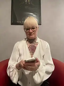 poussichienne online show from February 18, 2:06 pm