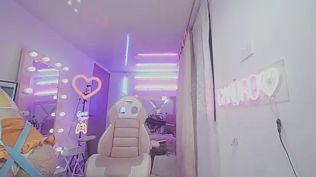 angelacianuro  online show from December 19, 2:56 am