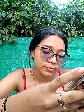 -VICKKY online show from January 11, 7:05 pm