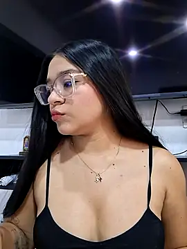 -VICKKY online show from April 13, 8:14 pm