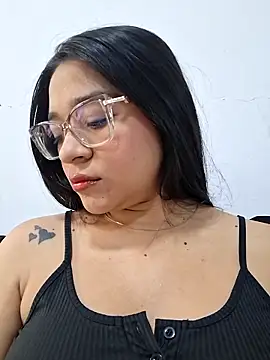 -VICKKY online show from April 14, 2:01 pm