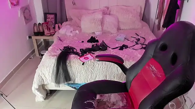 Snapshot of anyclark_ chatting on October 30, 4:03 am anyclark online show from October 30, 4:03 am