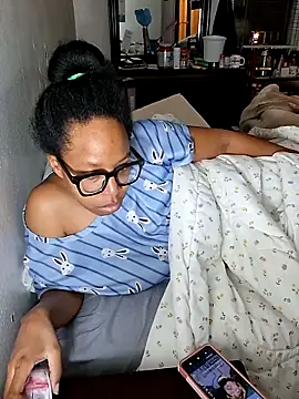 Snapshot of madamsensuale chatting on February 5, 5:23 am madamsensuale online show from February 5, 5:23 am