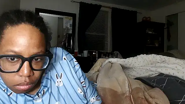 Snapshot of madamsensuale chatting on February 16, 12:29 am madamsensuale online show from February 16, 12:29 am