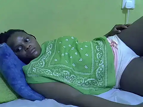 Snapshot of queendebbie chatting on December 4, 10:24 am queendebbie online show from December 4, 10:24 am