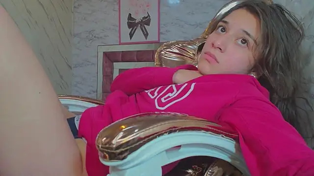 Snapshot of _Emily_v chatting on December 7, 7:05 am Emily v online show from December 7, 7:05 am