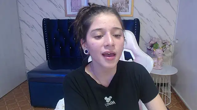 Snapshot of _Emily_v chatting on December 31, 5:00 am Emily v online show from December 31, 5:00 am