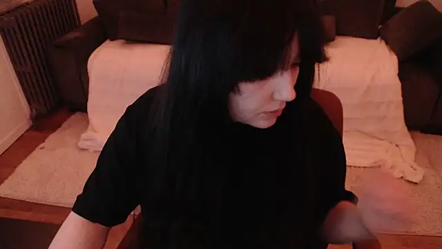 Lynylou online show from December 1, 5:46 pm