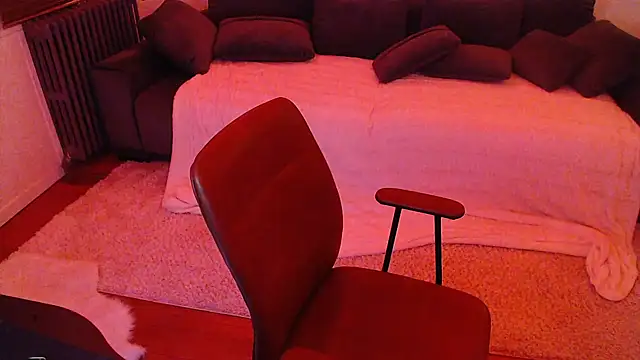 Lynylou online show from December 10, 11:30 pm