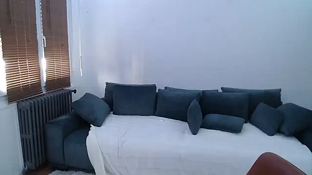 Lynylou online show from December 13, 10:41 am