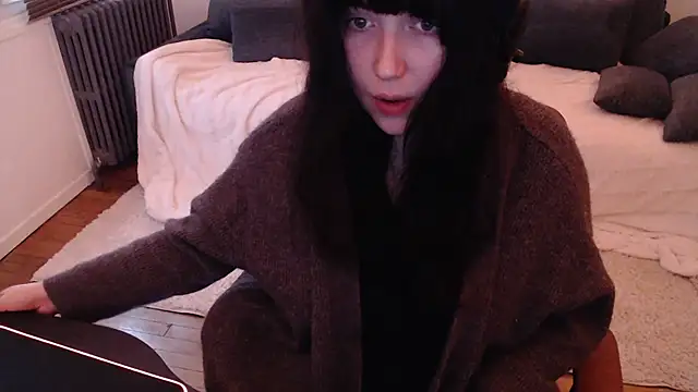 Lynylou online show from December 25, 2:13 pm