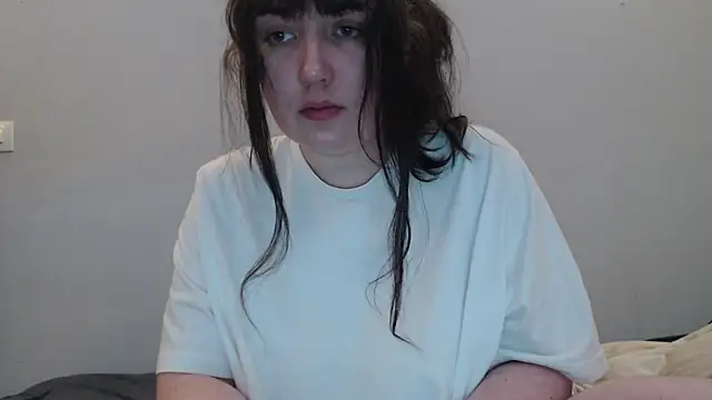 Lynylou online show from April 7, 7:25 pm