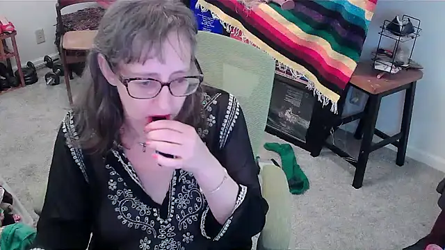 Snapshot of LilyLuscious chatting on January 19, 7:57 am LilyLuscious online show from January 19, 7:57 am