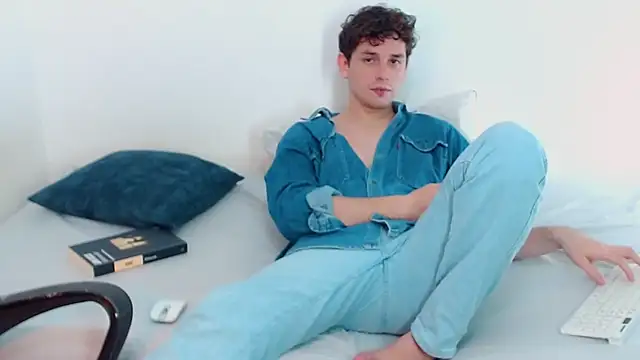 Snapshot of Elio555 chatting on December 1, 9:37 pm Elio555 online show from December 1, 9:37 pm