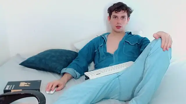 Snapshot of Elio555 chatting on December 2, 12:41 am Elio555 online show from December 2, 12:41 am