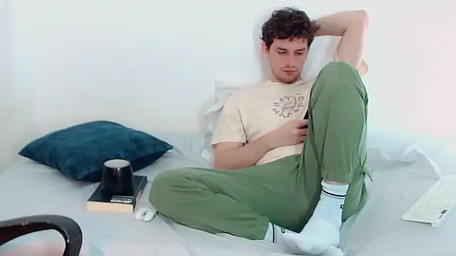 Snapshot of Elio555 chatting on December 6, 5:33 pm Elio555 online show from December 6, 5:33 pm