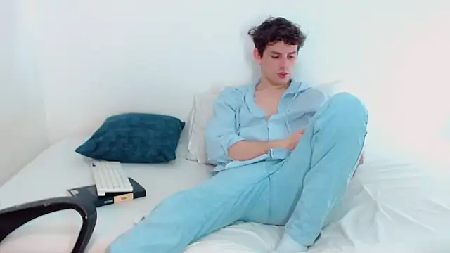 Snapshot of Elio555 chatting on December 15, 1:13 am Elio555 online show from December 15, 1:13 am