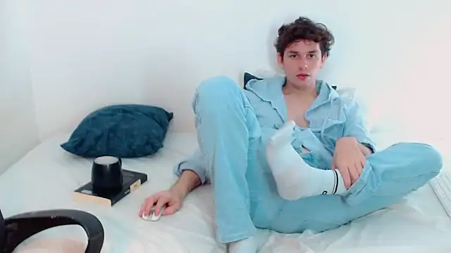 Snapshot of Elio555 chatting on December 15, 4:18 am Elio555 online show from December 15, 4:18 am