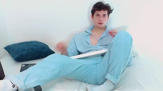 Snapshot of Elio555 chatting on December 15, 11:09 pm Elio555 online show from December 15, 11:09 pm