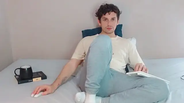 Snapshot of Elio555 chatting on February 6, 10:10 pm Elio555 online show from February 6, 10:10 pm