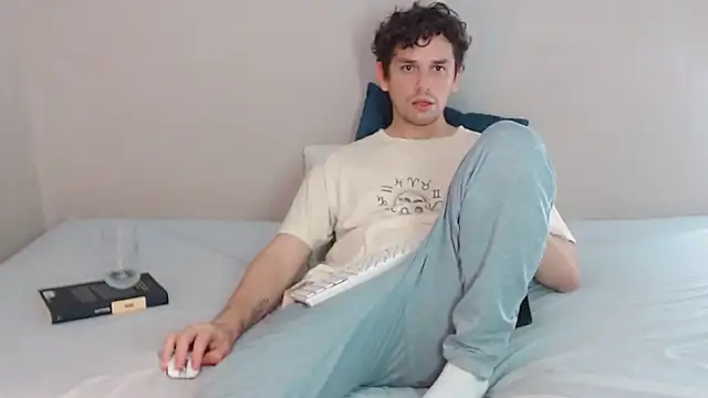 Snapshot of Elio555 chatting on February 7, 4:27 am Elio555 online show from February 7, 4:27 am