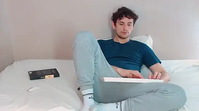 Snapshot of Elio555 chatting on February 16, 12:52 am Elio555 online show from February 16, 12:52 am