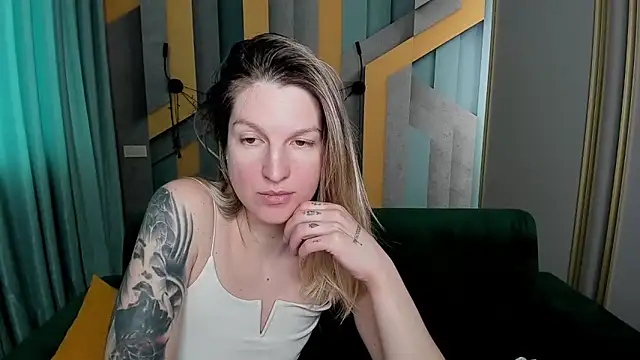EmilyWalkeri online show from April 9, 7:03 am