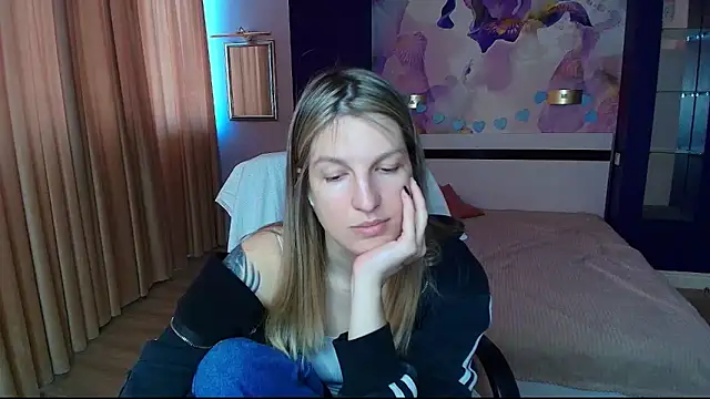EmilyWalkeri online show from May 11, 6:19 am