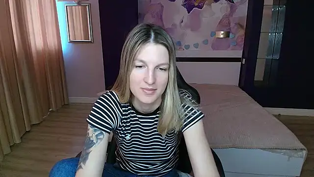 EmilyWalkeri online show from July 27, 7:15 am