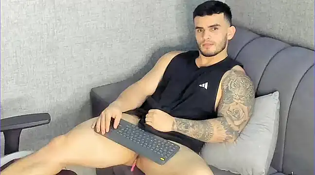 Snapshot of Ricardogo19 chatting on February 18, 12:04 am Ricardogo19 online show from February 18, 12:04 am