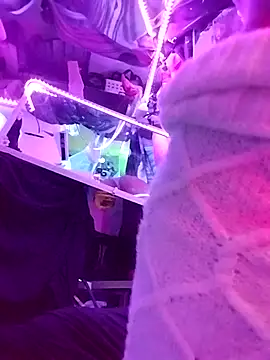 gurlnips online show from April 10, 9:47 am