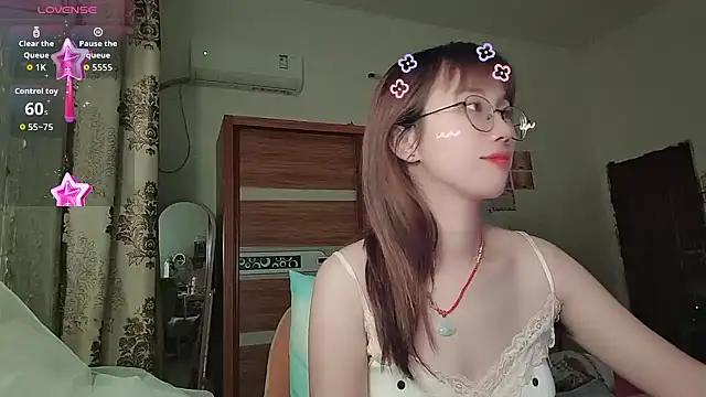 Snapshot of Lili_666 chatting on June 21, 3:47 pm Lili 666 online show from June 21, 3:47 pm