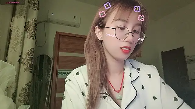Snapshot of Lili_666 chatting on June 29, 4:18 pm Lili 666 online show from June 29, 4:18 pm