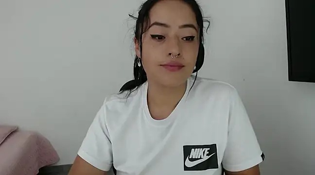 jjulietha95 online show from December 18, 4:09 am