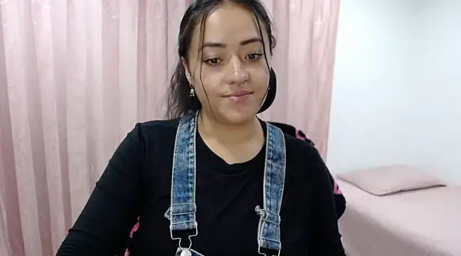 jjulietha95 online show from February 14, 1:34 am