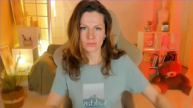 Snapshot of April_o_Nill chatting on March 16, 8:21 am April o Nill online show from March 16, 8:21 am