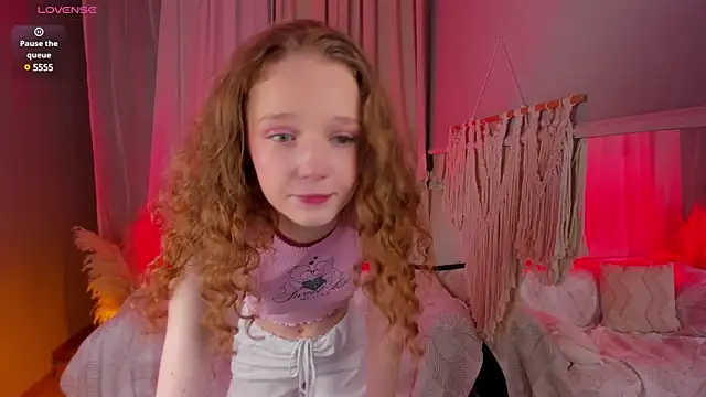 Snapshot of _Rose_Charming_ chatting on December 8, 4:50 pm  Rose Charming  online show from December 8, 4:50 pm