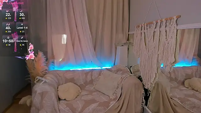 Snapshot of _Rose_Charming_ chatting on December 14, 1:06 am  Rose Charming  online show from December 14, 1:06 am